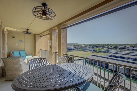 Chic 3BDR for 6 with Pool & Hot Tub Overlooks Marina House in Lake Lyndon B Johnson