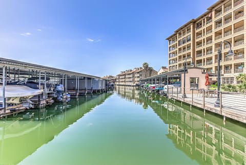 Chic 3BDR for 6 with Pool & Hot Tub Overlooks Marina House in Lake Lyndon B Johnson