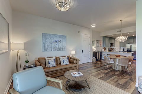 Waterfront Condo for 4 with Resort Pool & Lake View House in Lake Lyndon B Johnson