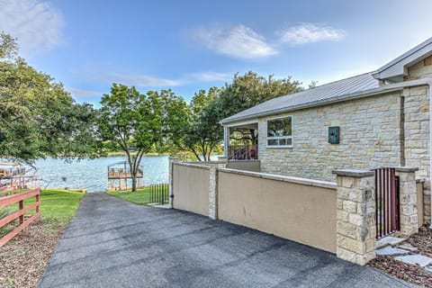 Lakefront Stay for 12 with Private Ramp Dock & Views House in Kingsland