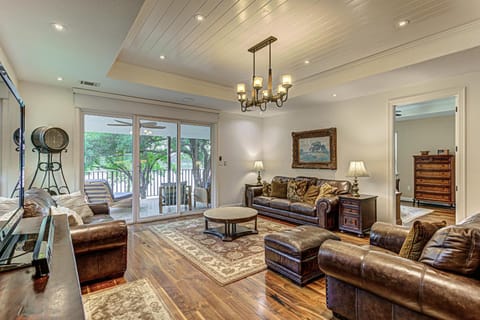 Lakefront Stay for 12 with Private Ramp Dock & Views House in Kingsland