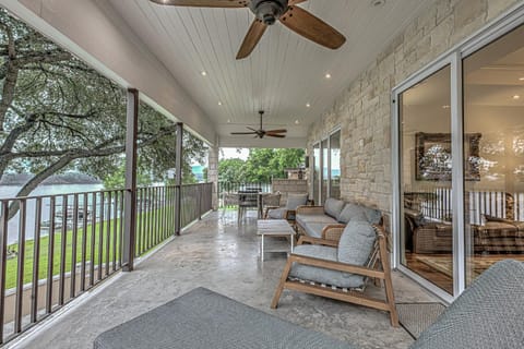 Lakefront Stay for 12 with Private Ramp Dock & Views House in Kingsland