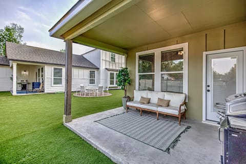 6BD Retreat for 14 with Fire Pit Patio & Lake Access House in Cottonwood Shores