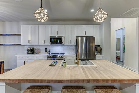 3BD Escape for 8 with Fire Pit & Patio Near Lake LBJ House in Cottonwood Shores