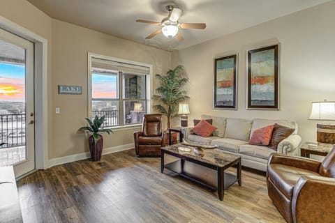 Chic 2BD with Balcony Pool Hot Tub & Marina Views House in Lake Lyndon B Johnson