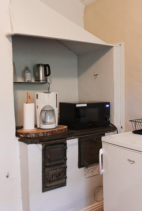 Coffee/tea facilities, Kitchen or kitchenette, Bedroom, stove