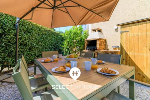 Property building, Day, Garden, Dining area, Garden view