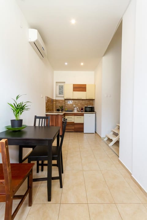 Kitchen or kitchenette, Dining area, oven, stove, air conditioner