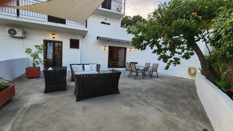 Patio, Day, Garden, Seating area, Dining area