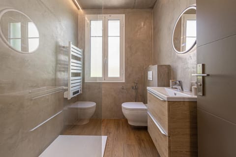 Shower, Toilet, Bathroom, towels