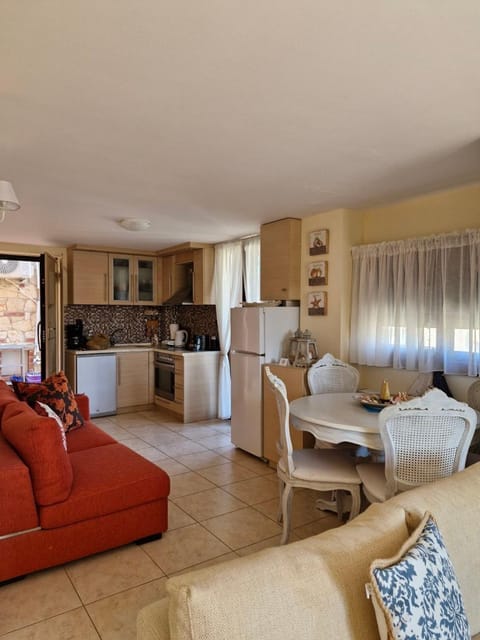 Kitchen or kitchenette, Living room, Seating area, Dining area, oven