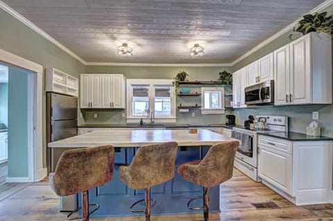 Kitchen or kitchenette, oven, stove