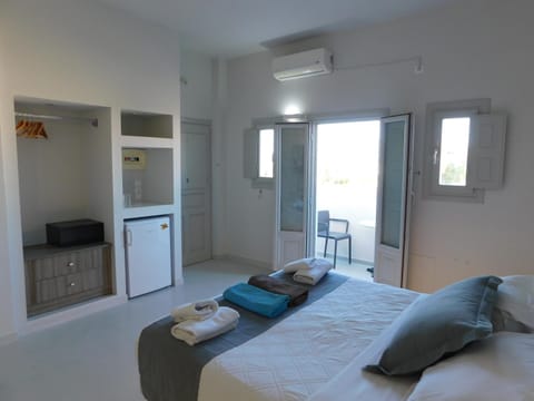 Bed, Photo of the whole room, towels, air conditioner