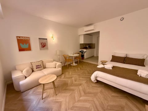Bed, Kitchen or kitchenette, Living room, Bedroom, air conditioner