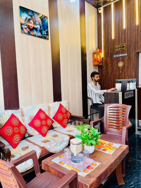 People, TV and multimedia, Living room, Lobby or reception, Seating area, group of guests
