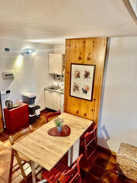 Kitchen or kitchenette, Living room, Seating area, Dining area, minibar