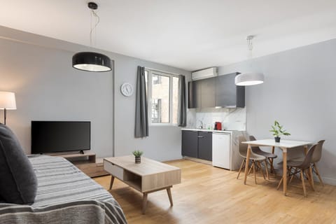 TV and multimedia, Kitchen or kitchenette, Living room, Seating area, Dining area