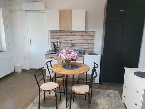 Kitchen or kitchenette, Living room, Seating area, Dining area