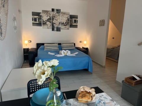 Bed, Living room, Seating area, Dining area, towels