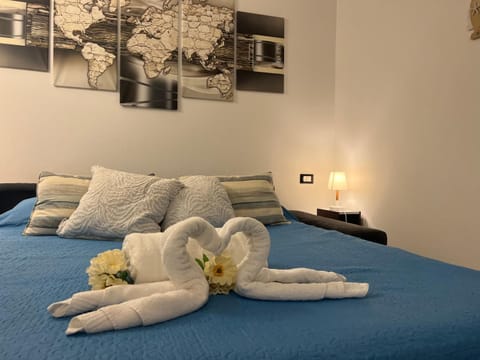 Bed, Bedroom, towels