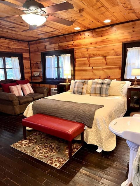 Romantic Ozarks Cabin Rental in Secluded Woodland near Branson, Missouri Cabin in Hollister