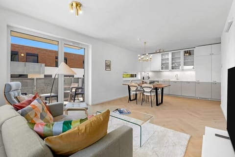 Communal lounge/ TV room, TV and multimedia, Kitchen or kitchenette, Living room, Seating area, Dining area, Evening entertainment