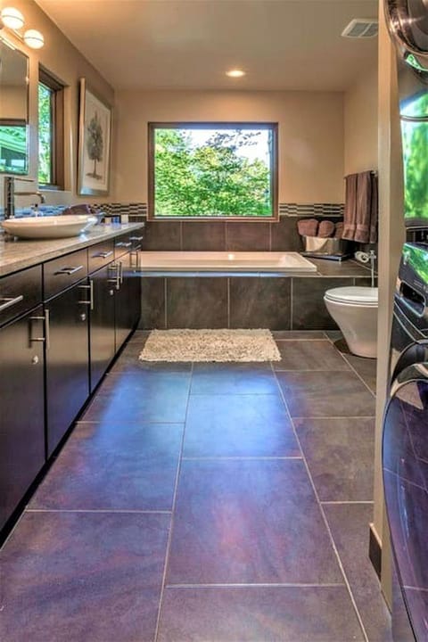 Lakefront Luxury: Private Water Front Vacation Rental with Views Near Hot Springs, AR House in Hot Springs