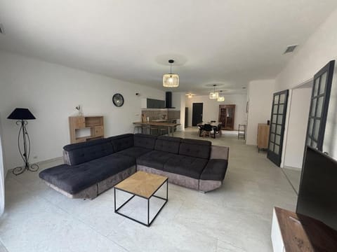 Appartement 100 m carré pour 6 à 8 personnes Apartment in Lambesc