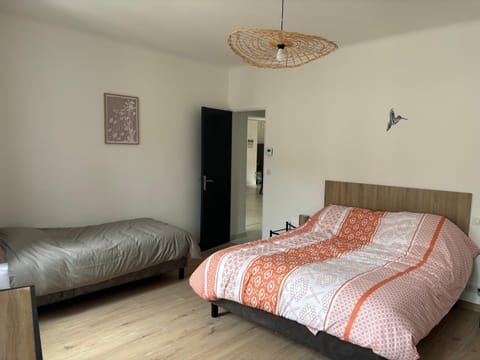 Appartement 100 m carré pour 6 à 8 personnes Apartment in Lambesc