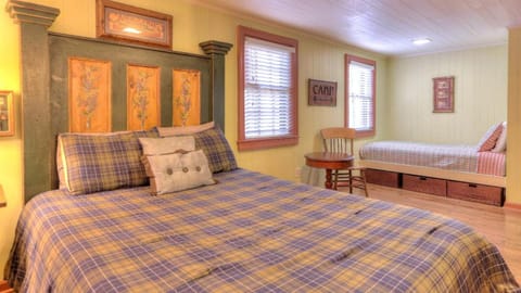 Nature's Hideaway: Cabin Retreat to Unwind from Gatlinburg's Crowds Cabin in Gatlinburg