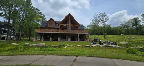 Mountain Side Lodge- 5 bedroom with hot tub and more! House in McHenry
