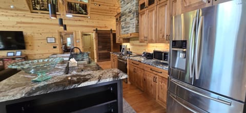 Mountain Side Lodge- 5 bedroom with hot tub and more! House in McHenry