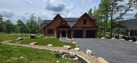 Mountain Side Lodge- 5 bedroom with hot tub and more! House in McHenry