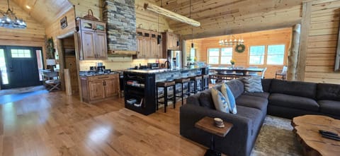 Mountain Side Lodge- 5 bedroom with hot tub and more! House in McHenry
