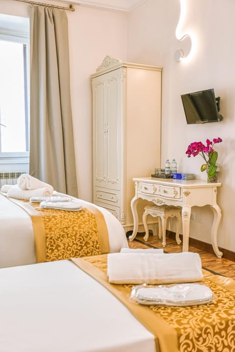 Bed, TV and multimedia, Photo of the whole room, Bedroom, towels, wardrobe