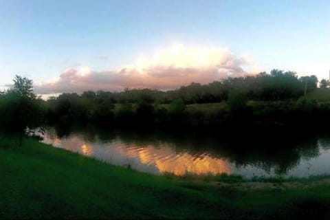 Waterfront Cabin Rental for Groups of 16 with Jacuzzi Bathtub in Texas Hill Country Cabin in Rio Grande