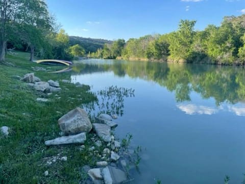 Waterfront Cabin Rental for Groups of 16 with Jacuzzi Bathtub in Texas Hill Country Cabin in Rio Grande