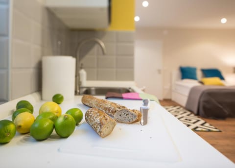 Bed, Living room, Food and drinks