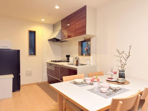 Property building, Restaurant/places to eat, Dining area, stove, kitchen