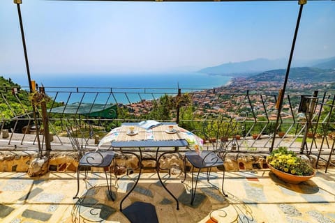 Dimora Concept - Ca' Franca - Sea View Terrace and Private parking House in Borgio Verezzi