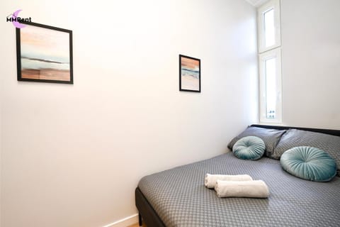 Bed, Photo of the whole room, towels