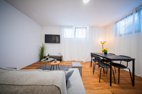 TV and multimedia, Living room, Photo of the whole room, Seating area, Dining area