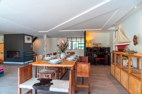 Living room, Dining area