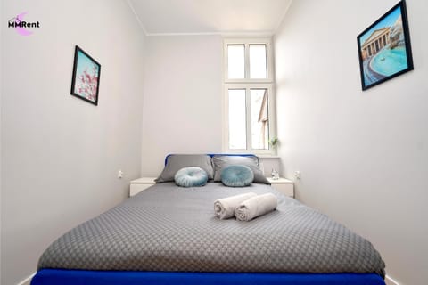 Bed, Photo of the whole room, towels