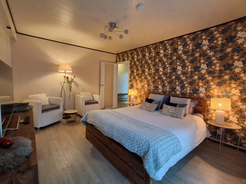 Bed, People, Photo of the whole room, Bedroom, furniture
