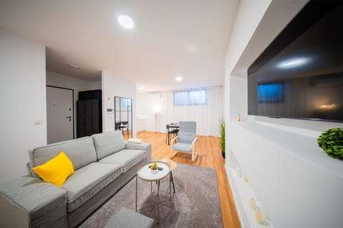 TV and multimedia, Living room, Photo of the whole room, Seating area, Dining area