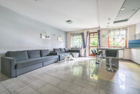 TV and multimedia, Kitchen or kitchenette, Living room, Seating area, Dining area