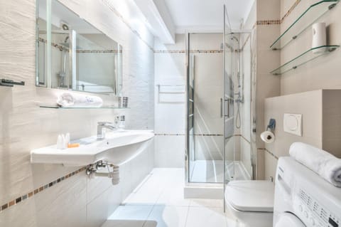 Shower, Bathroom, towels