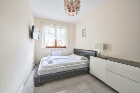 Bed, TV and multimedia, Bedroom