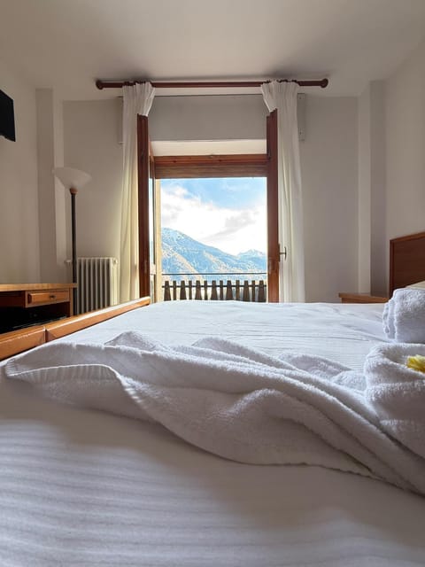 Bed, Natural landscape, Photo of the whole room, Bedroom, Mountain view, towels